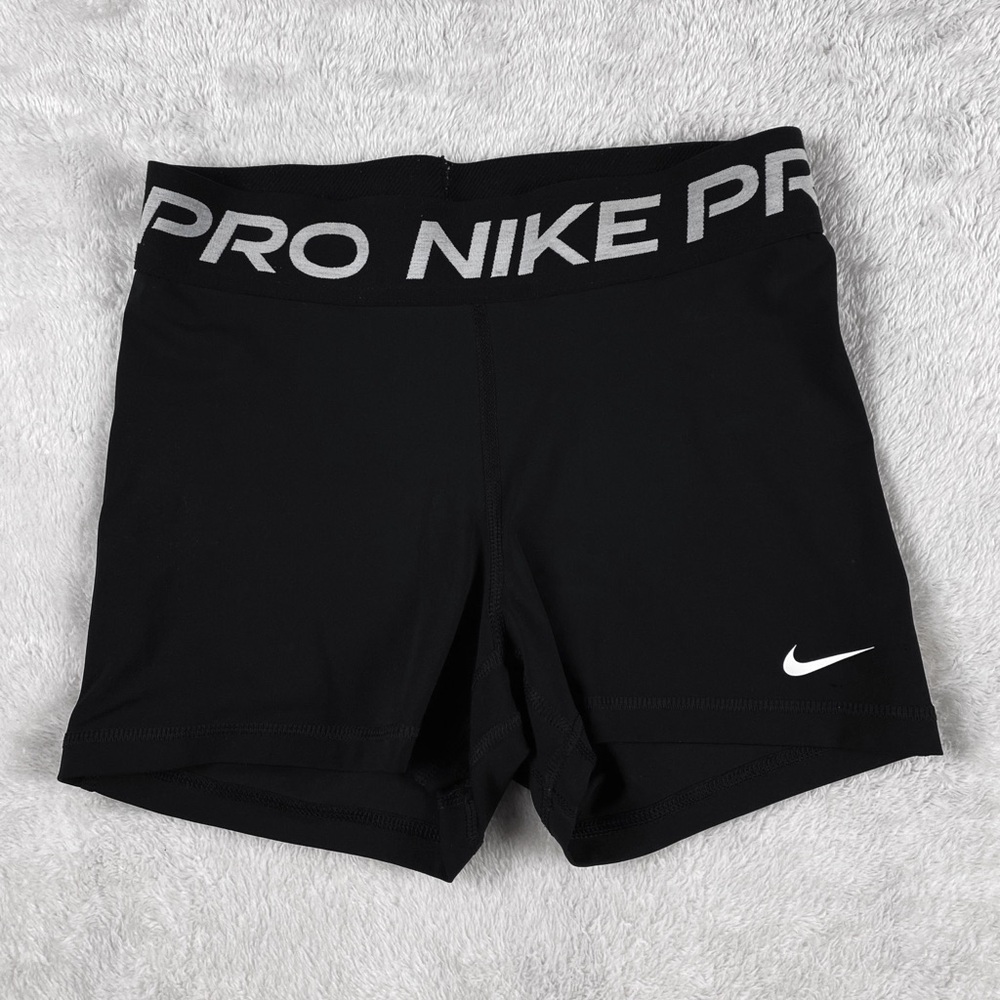 Nike Pro Women’s 3” High Waisted Shorts 12” L x 26” Width x 13” Across (3)